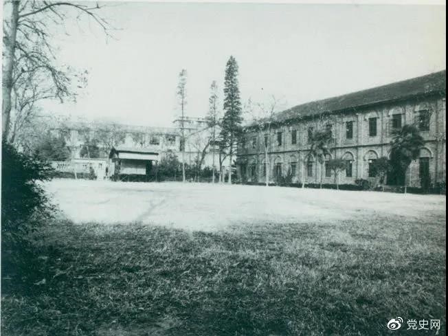 　　1927年3月18日，毛澤東出席在武昌舉行的河南武裝農(nóng)民代表大會，并作湖南農(nóng)運狀況報告。圖為大會會場——武昌農(nóng)講所大操場。