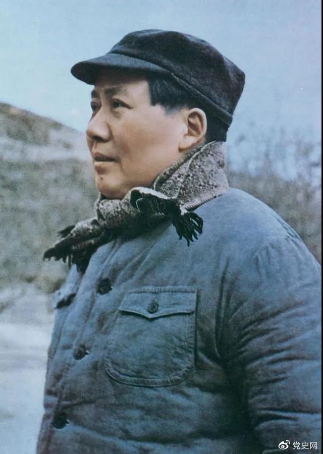 　　1947年3月18日，中共中央機關(guān)主動撤離延安。毛澤東和周恩來、任弼時等繼續(xù)留在陜北，指揮全國人民解放戰(zhàn)爭。這是轉(zhuǎn)戰(zhàn)陜北前夕的毛澤東。